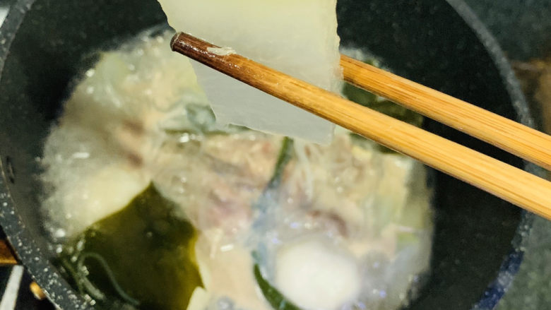 海带冬瓜汤,冬瓜呈透明状;