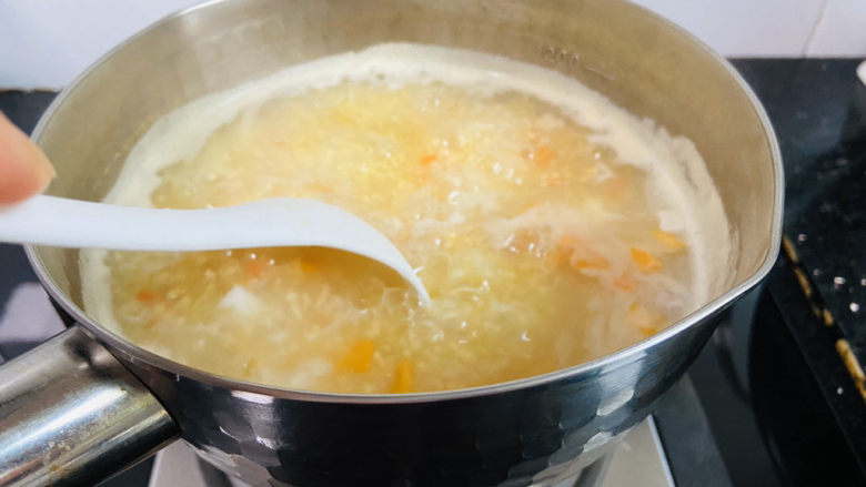 鲜虾砂锅粥,大火烧开转中小火焖煮20分钟,期间用汤勺搅拌防止粘锅底