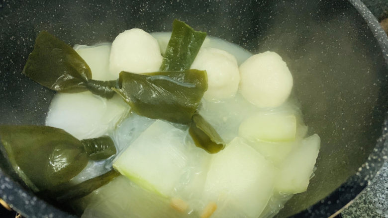 海带冬瓜汤,盖住锅盖,大火煮,偶尔搅拌,汤呈乳白色即可;