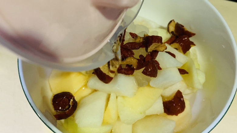 苹果雪梨汤,倒入清水,沫过食材;