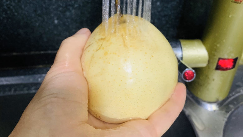 苹果雪梨汤,把苹果梨洗干净;