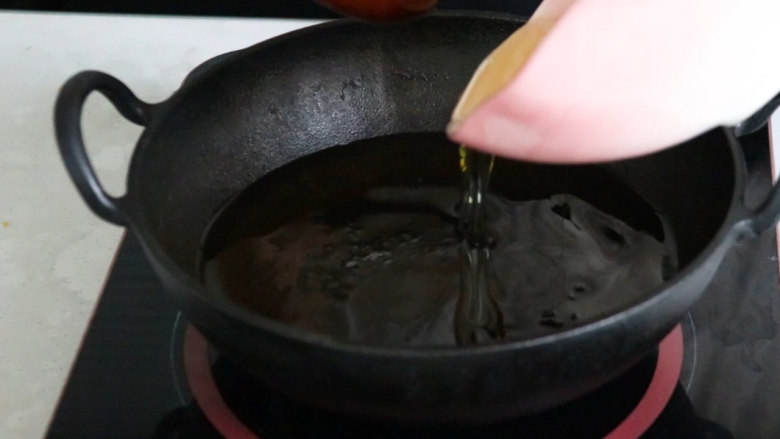 重庆辣子鸡,锅内倒油,烧热