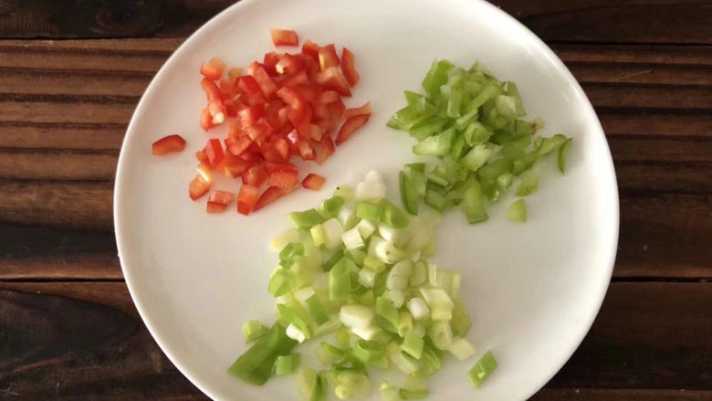 白灼大虾,切好食材,青红尖椒和葱切碎