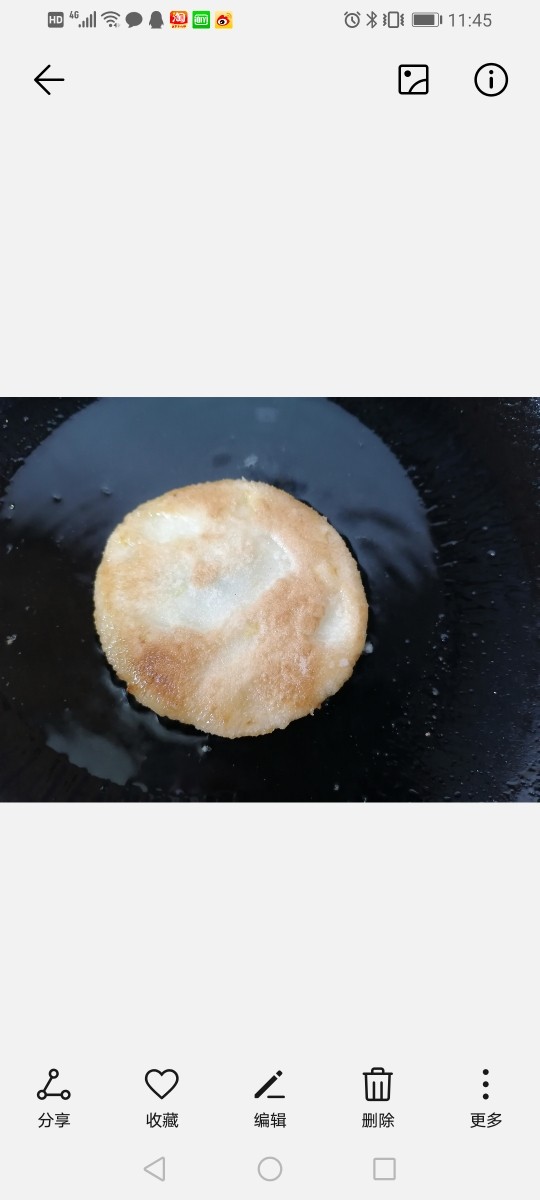 苹果饼,一面煎熟翻一面继续煎,煎至两面金黄即可