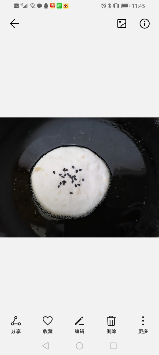苹果饼,锅内放油烧热,放入苹果饼煎