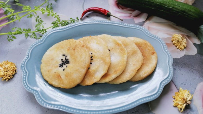 苹果饼,拍上成品图，一道美味又营养的苹果饼就完成了。