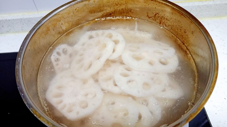 醋溜藕片,锅中放入适量油,水开后放入藕片,焯水90分钟