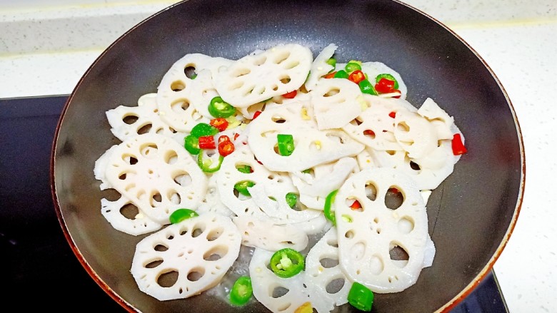 醋溜藕片,倒入白醋,放入盐