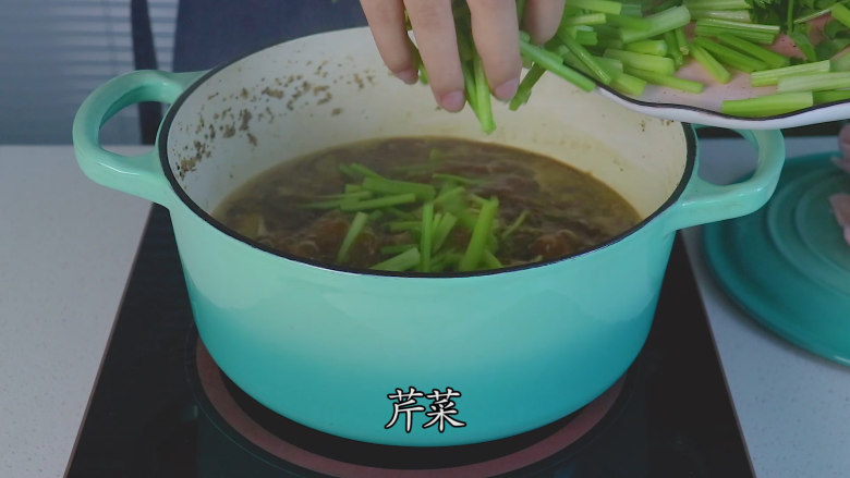 牛肉罩饼,加入芹菜后,再煮三分钟