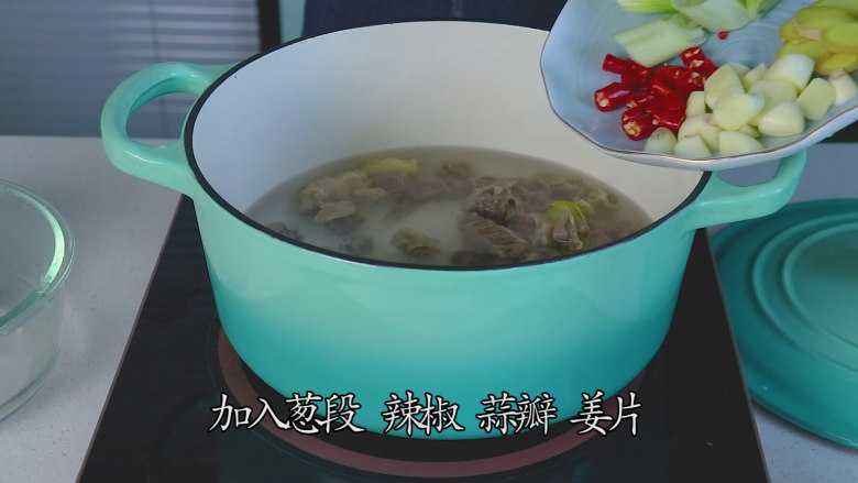 牛肉罩饼,加入葱段,辣椒,蒜瓣,姜片
