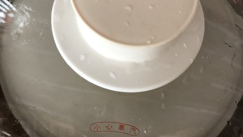 苹果雪梨汤,盖上盖子放入隔水炖盅里面,时间调成一个半小时。不能调整时间可以计时。