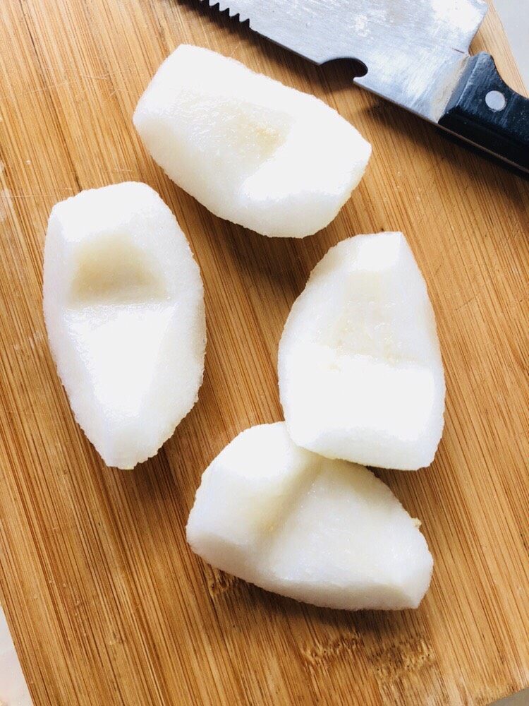 苹果雪梨汤,雪梨去芯去籽,可以用挖勺或者刀去除。