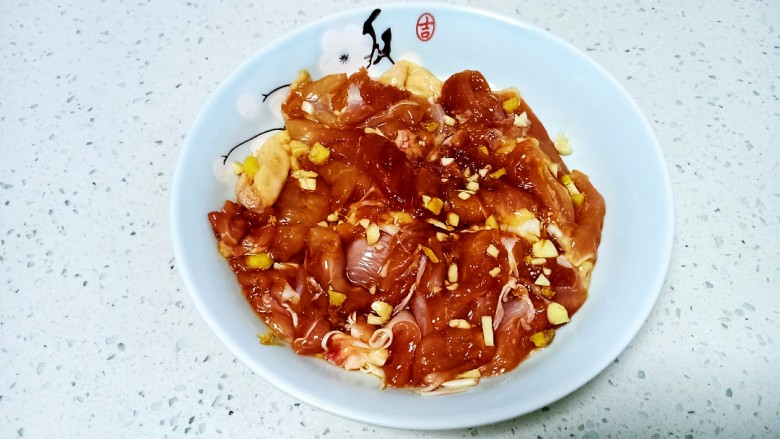 蜜汁鸡腿,涂抹均匀，冰箱冷冻腌制2小时入味