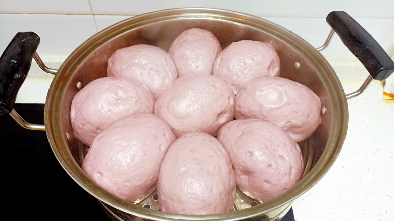 紫薯豆沙包,大火煮开转中火蒸20分钟,再焖5分钟