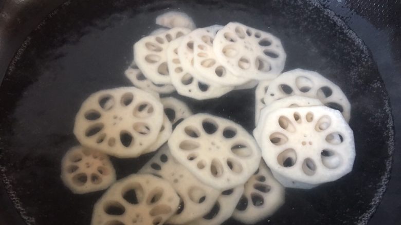 醋溜藕片,藕焯水1分钟然后过凉水,这样更爽脆