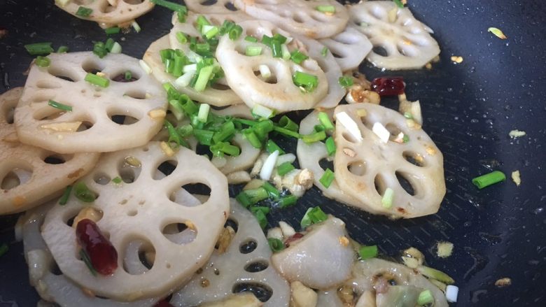醋溜藕片,翻炒片刻,最后加入葱花翻炒均匀即可出锅