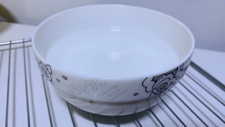 烤苹果片,准备一碗凉白开水;