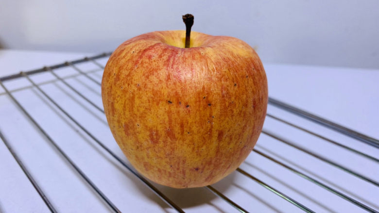 烤苹果片,取<a style='color:red;display:inline-block;' href='/shicai/ 591'>苹果</a>一个,不管大小,还是没水分都可以的;