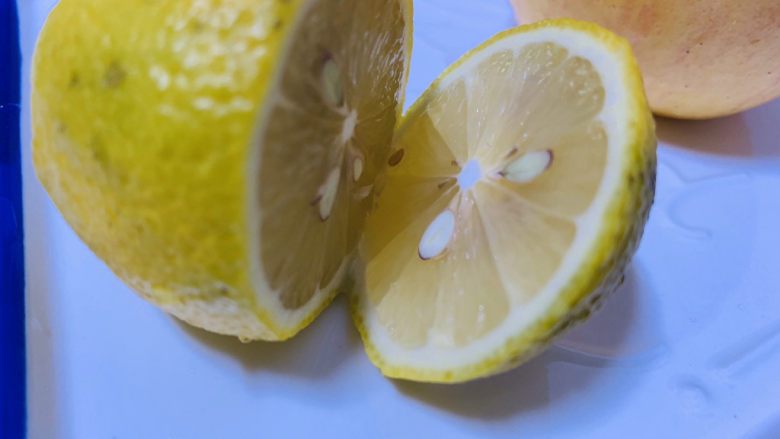 烤苹果片,<a style='color:red;display:inline-block;' href='/shicai/ 595'>柠檬</a>洗净,切半;