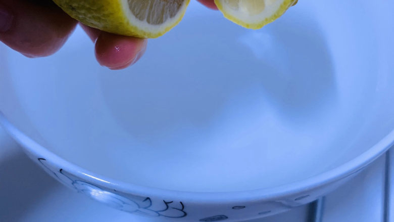 烤苹果片,挤入柠檬汁,可以防止苹果变色;