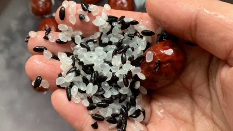 红枣黑米粥,<a style='color:red;display:inline-block;' href='/shicai/ 2470'>红枣</a>