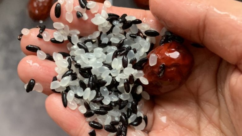 红枣黑米粥,<a style='color:red;display:inline-block;' href='/shicai/ 496'>黑米</a>