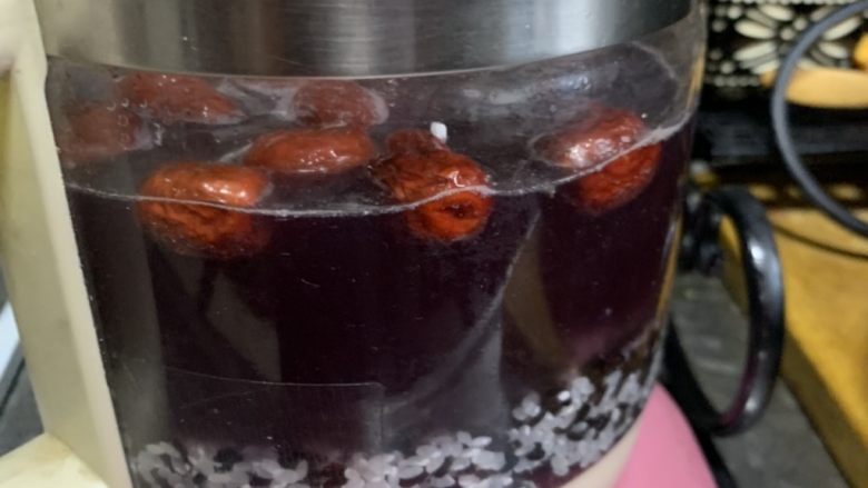 红枣黑米粥,放<a style='color:red;display:inline-block;' href='/shicai/ 10588'>糖</a>