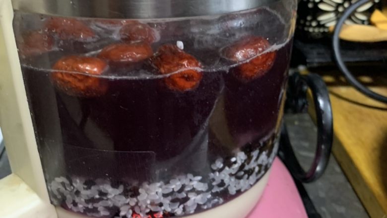 红枣黑米粥,搅拌均匀