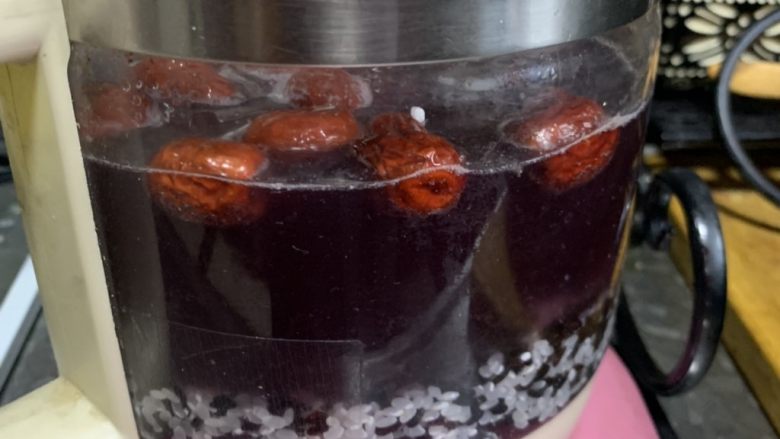 红枣黑米粥,搅拌