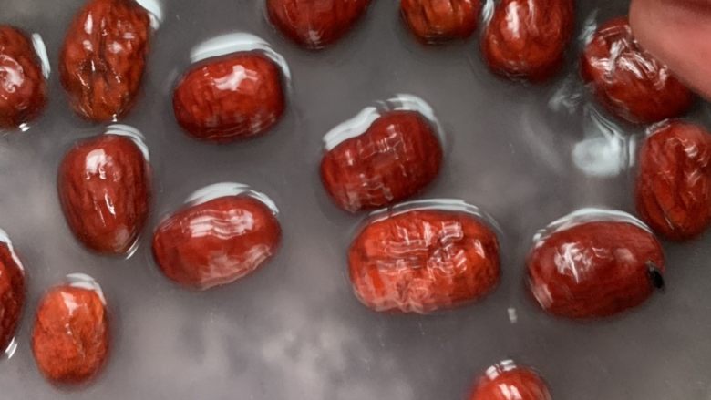 红枣黑米粥,放米