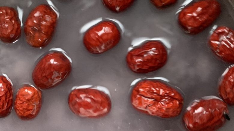 红枣黑米粥,放<a style='color:red;display:inline-block;' href='/shicai/ 156925'>水</a>