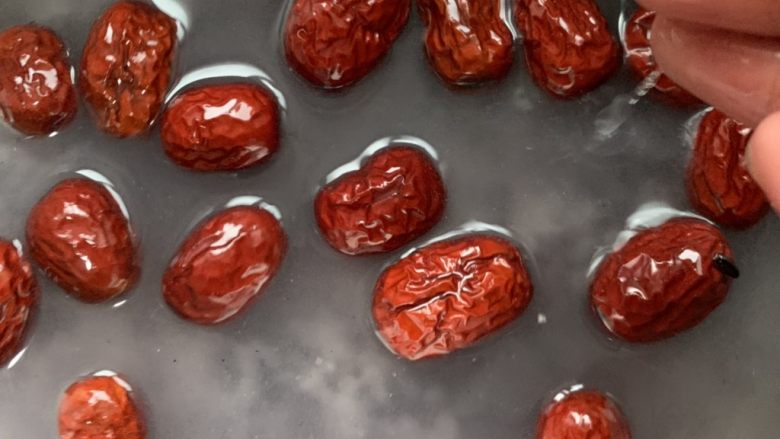 红枣黑米粥,放枣