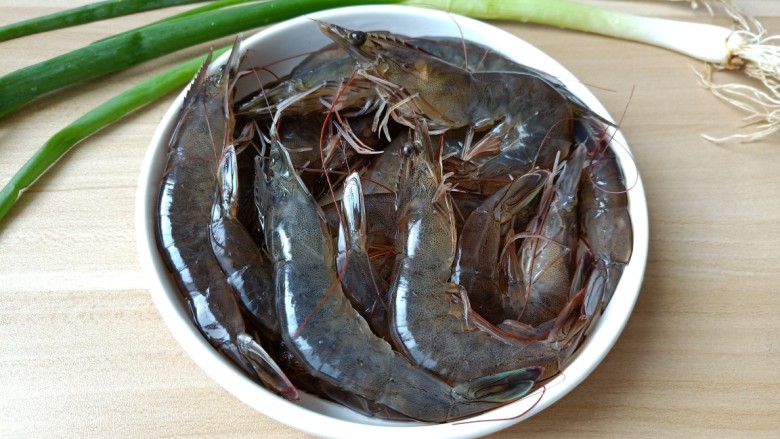 白灼大虾,做白灼大虾要挑选活蹦乱跳的虾,这样做出来的白灼大虾味道才会更鲜美。