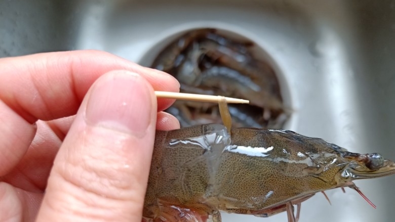 白灼大虾,用牙签在虾头位置挑出虾线【去除虾腥味的第一个窍门】