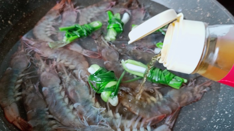 白灼大虾,锅里面加入适量的<a style='color:red;display:inline-block;' href='/shicai/ 718'>料酒</a>,才能够去除腥味。