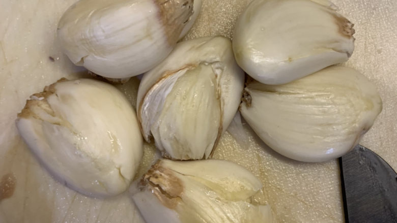 酸辣黄瓜条,蒜去皮,拍扁