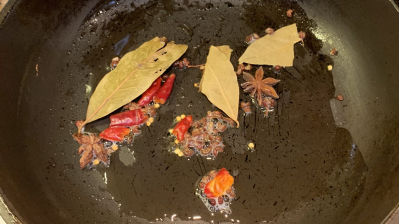 酸辣黄瓜条,中小火放入香叶,干辣椒,花椒炒出香味