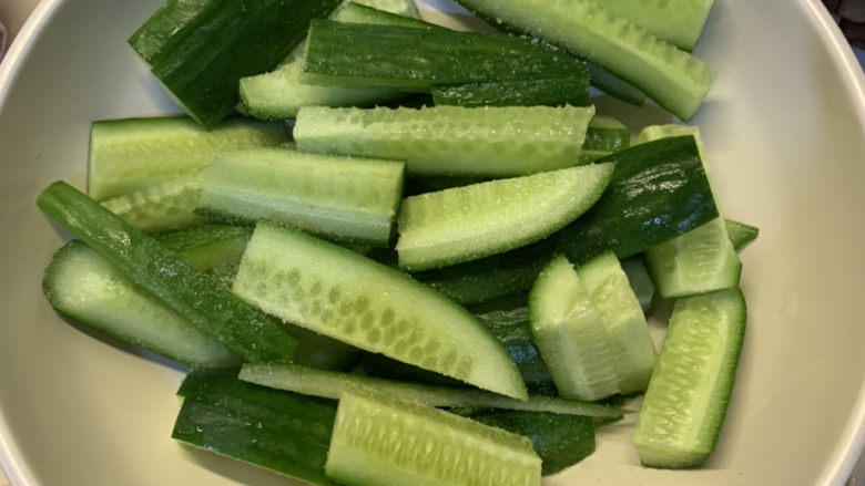 酸辣黄瓜条,撒上适量盐,抹均匀,腌制30分钟