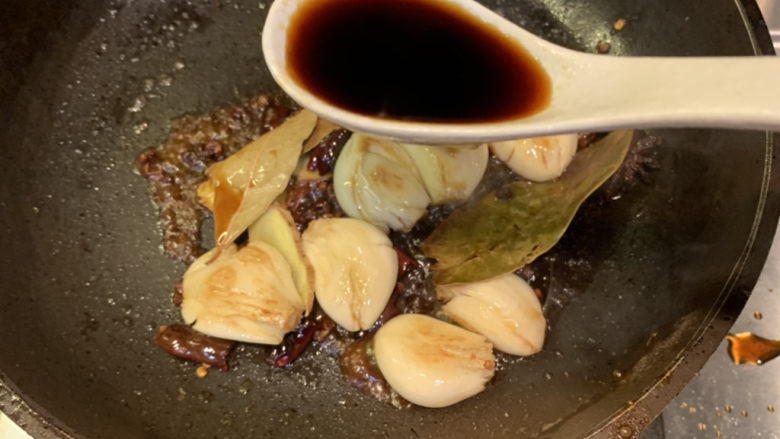 酸辣黄瓜条,放入2勺<a style='color:red;display:inline-block;' href='/shicai/ 788'>生抽</a>