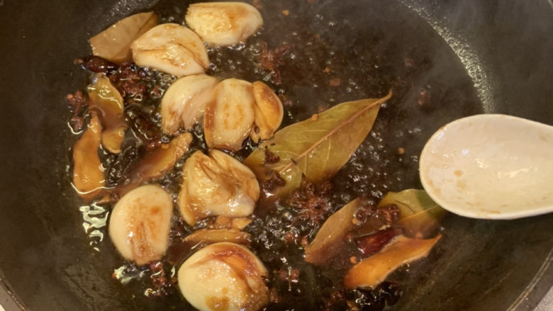 酸辣黄瓜条,把酱料放凉