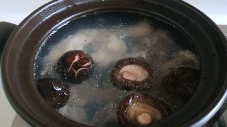盐水鸡,加入盐炬鸡粉,加入香菇,小火慢炖一小时左右。