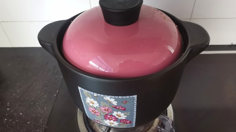 鲜虾砂锅粥,盖上盖子小火烧15分钟(期间要搅拌防止粘锅)