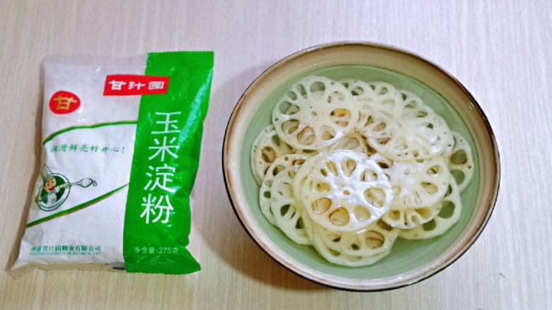醋溜藕片,切好的藕片放入大口器具中,加入纯净水,再加入<a style='color:red;display:inline-block;' href='/shicai/ 512'>玉米淀粉</a>,拌均匀,静置5分钟。(清洗莲藕的最佳方式呦)