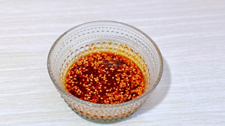 醋溜藕片,加入<a style='color:red;display:inline-block;' href='/shicai/ 788'>生抽</a>,盐,绵白糖,醋,搅拌均匀备用。