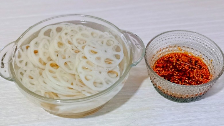 醋溜藕片,煮熟的莲藕捞出过冷水。(可以反复用冷水冲洗几遍,这样藕片的口感更好)