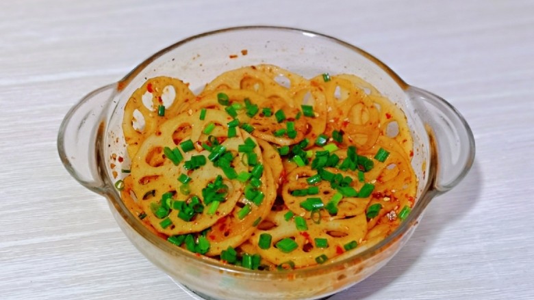 醋溜藕片,拌均匀,撒上提前切好的葱花。