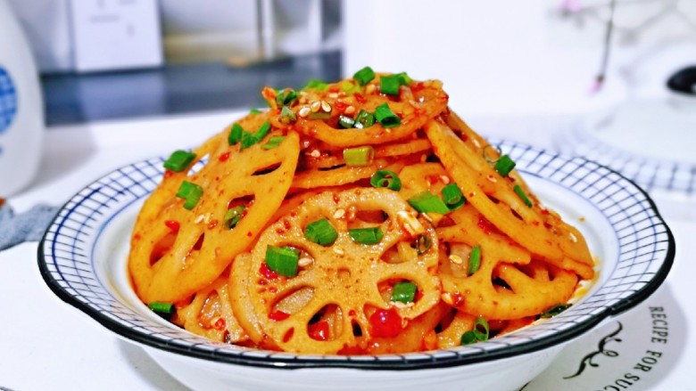 醋溜藕片,即是下酒菜又是开胃小菜,专治胃口不好的一道家常菜,吃上一口包你胃口大开~