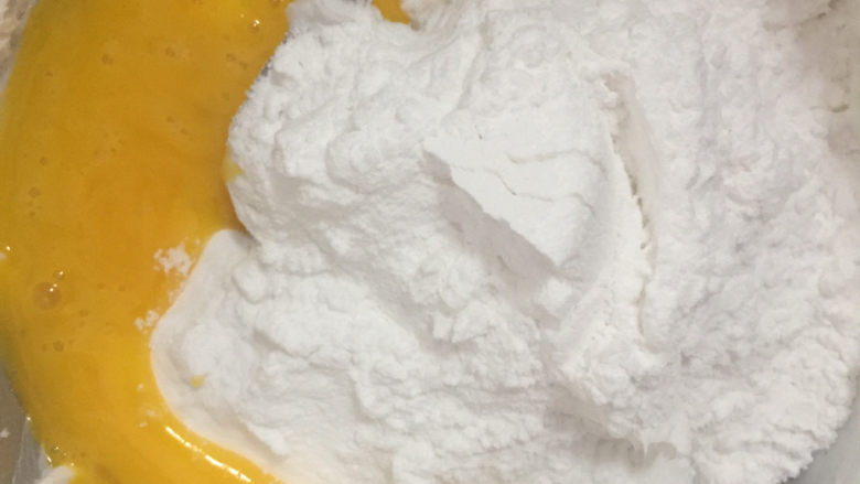 桃酥,打发完成后放入全蛋液,再用打蛋器打发1分钟左右