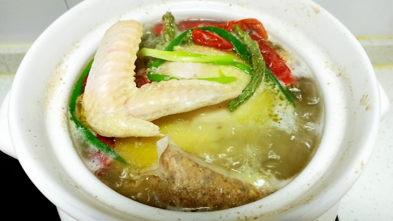 盐水鸡,大火煮开撇去浮沫,转小火