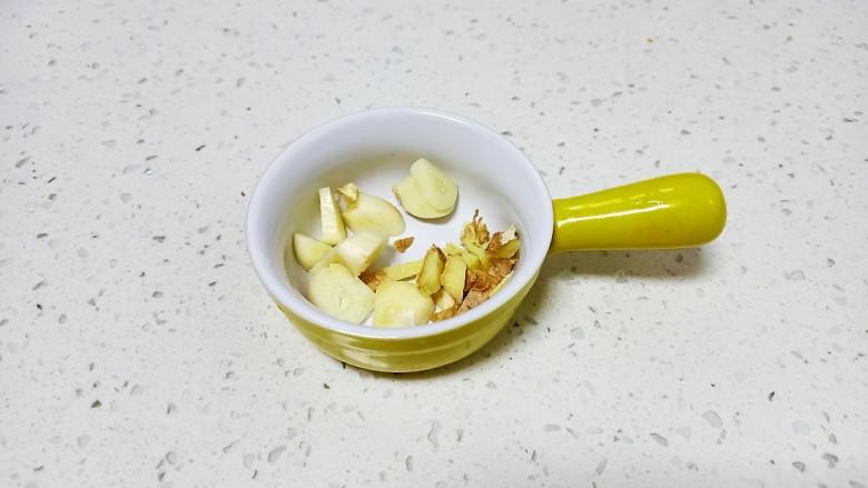 豆腐炒油麦菜、油菜、鸡蛋,蒜切片,<a style='color:red;display:inline-block;' href='/shicai/ 37'>姜</a>切碎